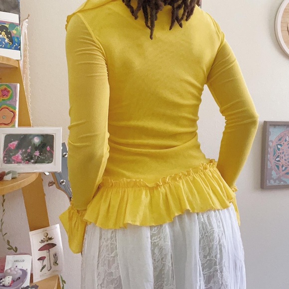 yellow ruffle top ๐ - Picture 3 of 4